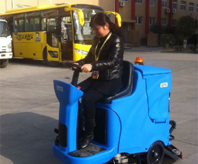 周黑鴨-駕駛式洗地機